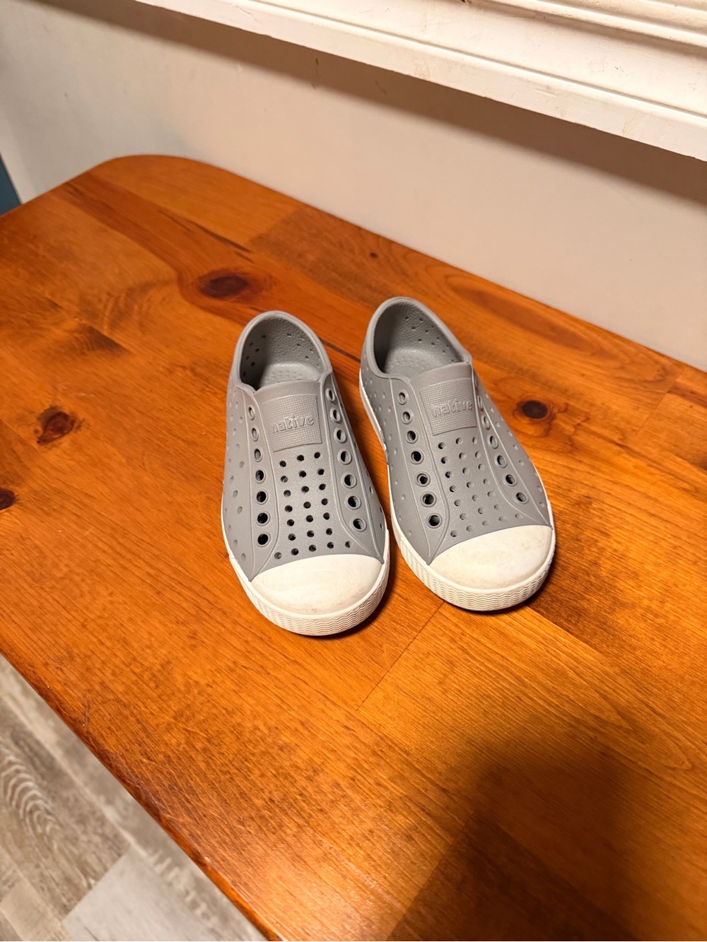 Native Jefferson Slip-On Kids Shoes in Light Gray EUC